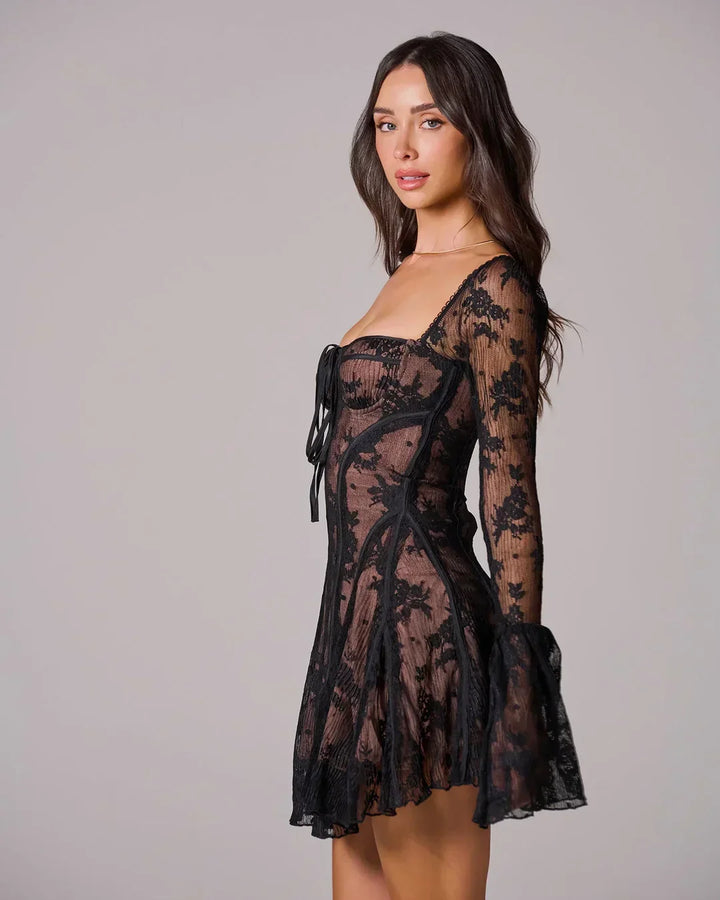 Robe courte femme en dentelle, délicate, avec manches transparentes et un corsage ajusté, idéale pour les occasions…