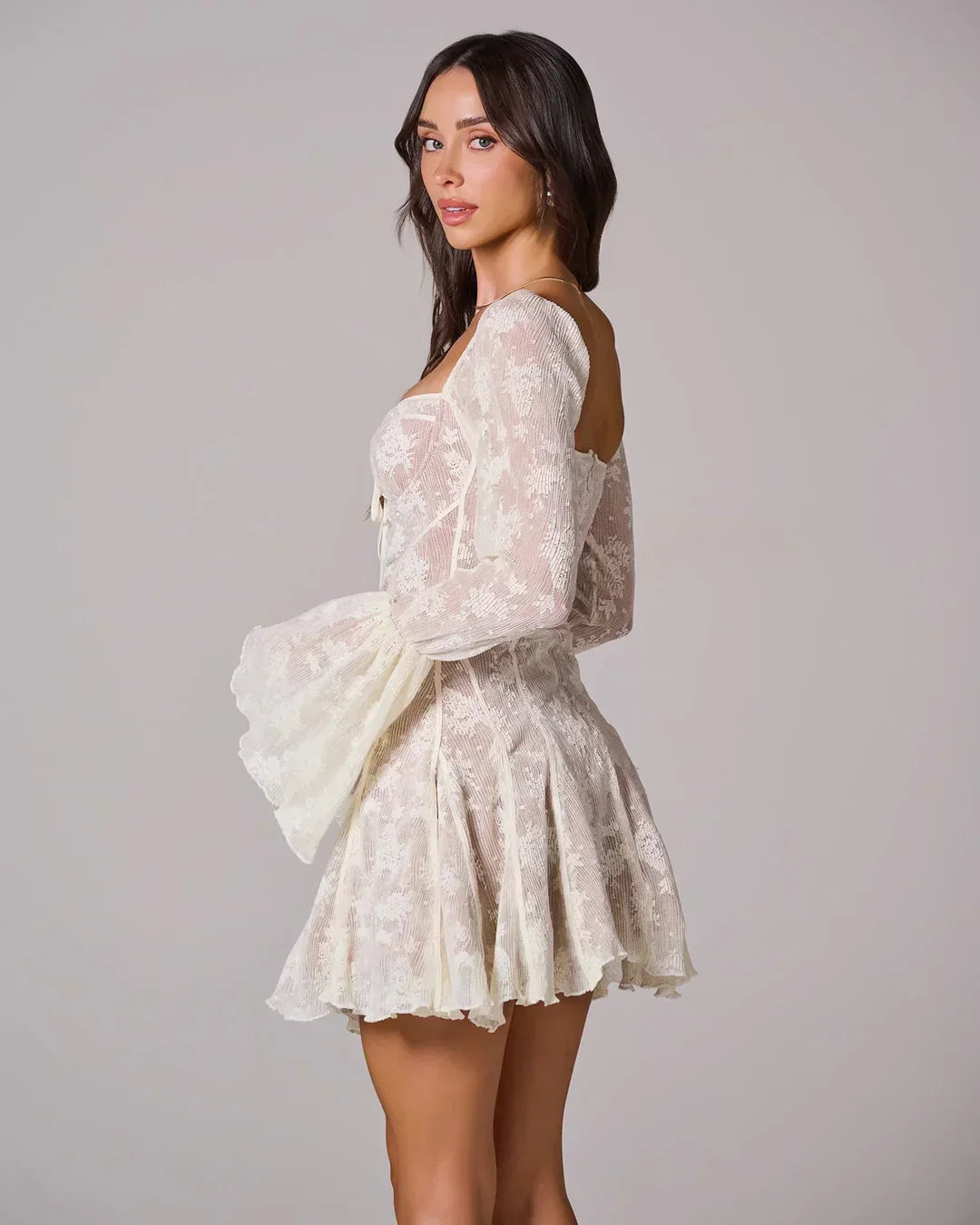 Robe courte en dentelle noire avec manches courtes et décolleté en V, idéale pour les sorties estivales.