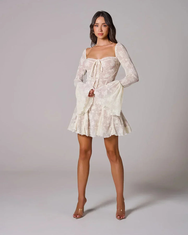 Robe courte femme en dentelle, à manches courtes, avec un design floral délicat et un tissu léger.