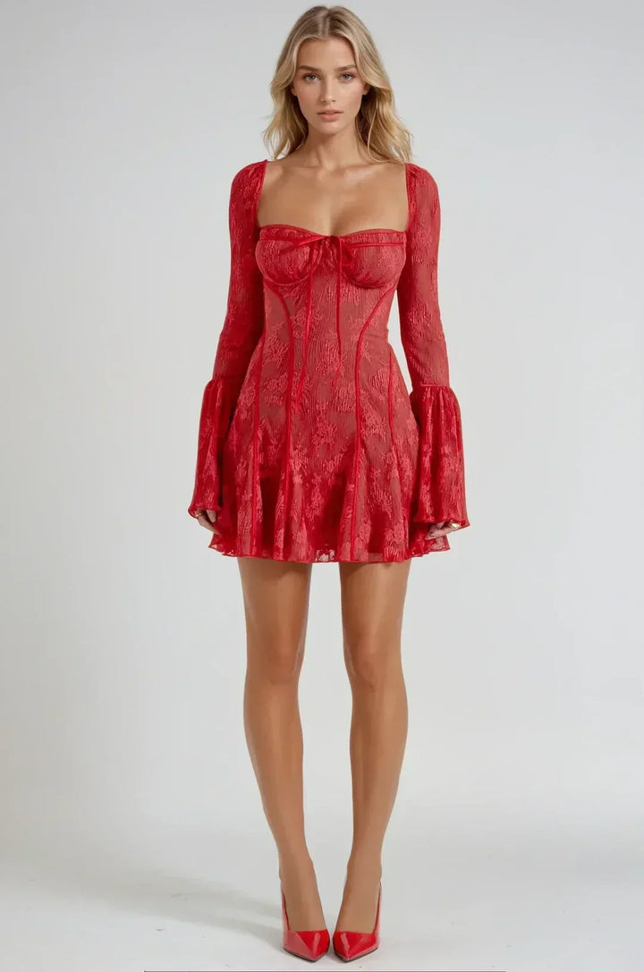 Robe courte femme en dentelle rouge, avec des manches transparentes et une taille cintrée, parfaite pour les occasions…
