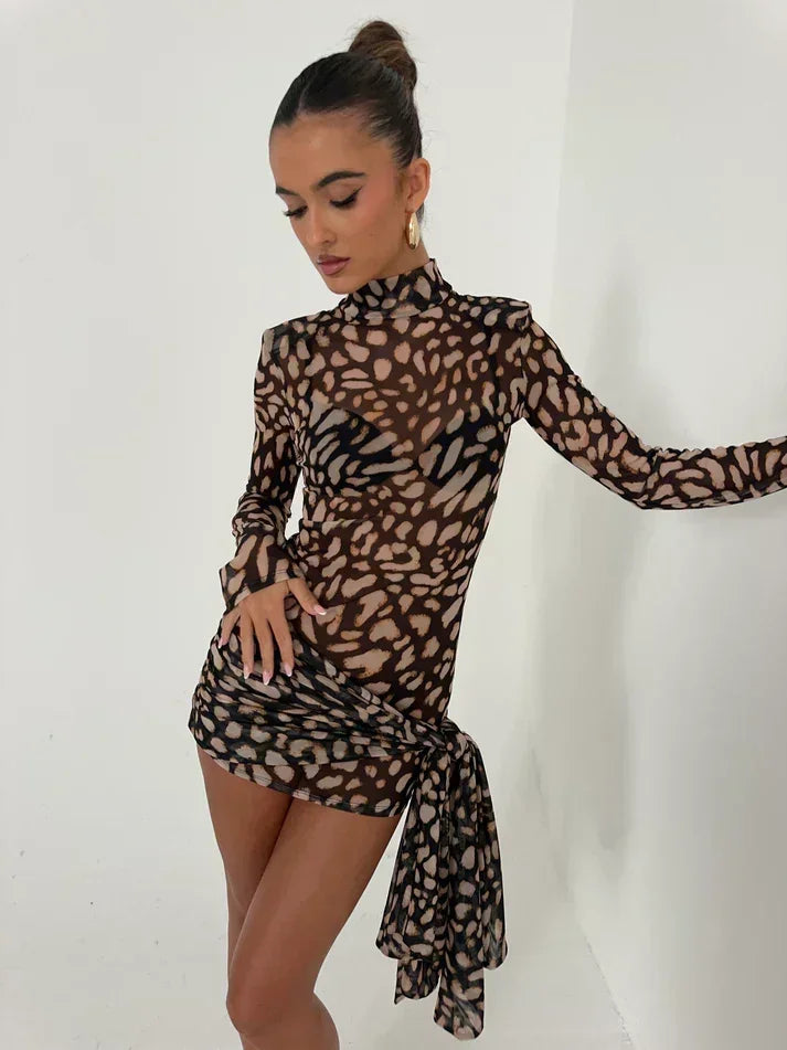 Robe courte marron à imprimé léopard, en tissu doux, avec une coupe flatteuse et des manches courtes pour un style…