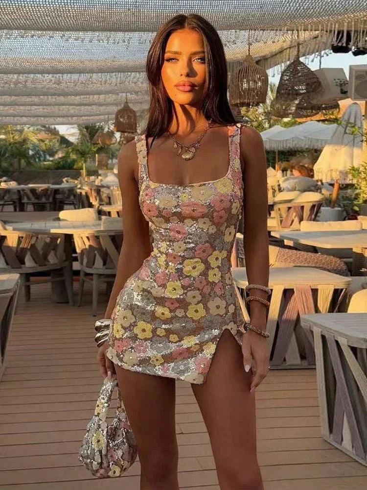 Robe courte femme multicolore en coton, avec fleurs larges et bretelles, parfaite pour les journées d'été ensoleillées.
