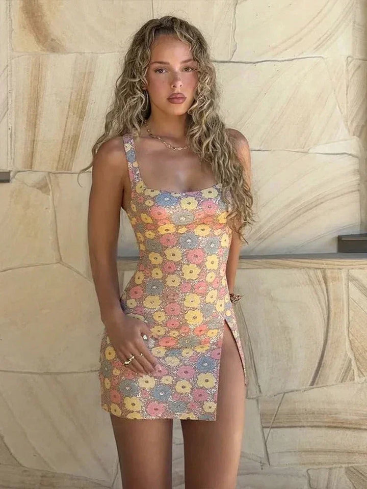Robe courte femme multicolore avec motifs floraux, larges bretelles, en coton léger pour un confort estival.