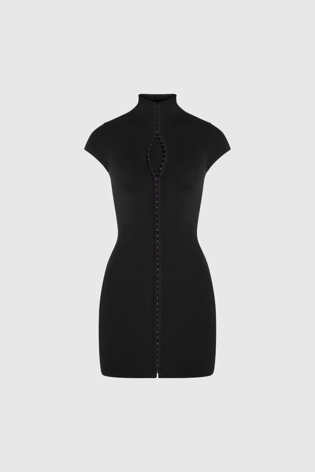 Robe courte femme noire avec fermeture éclair au dos, en tissu doux et ajusté, parfaite pour un look élégant.