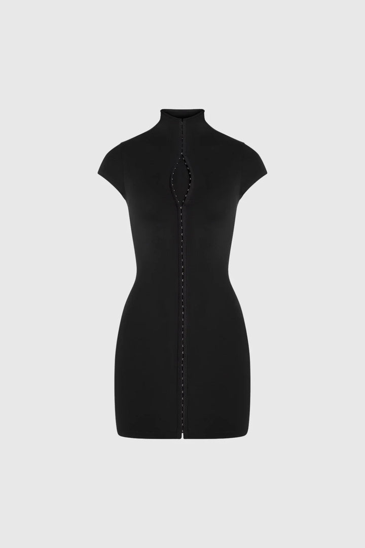 Robe courte femme noire avec fermeture éclair au dos, en tissu doux et ajusté, parfaite pour un look élégant.