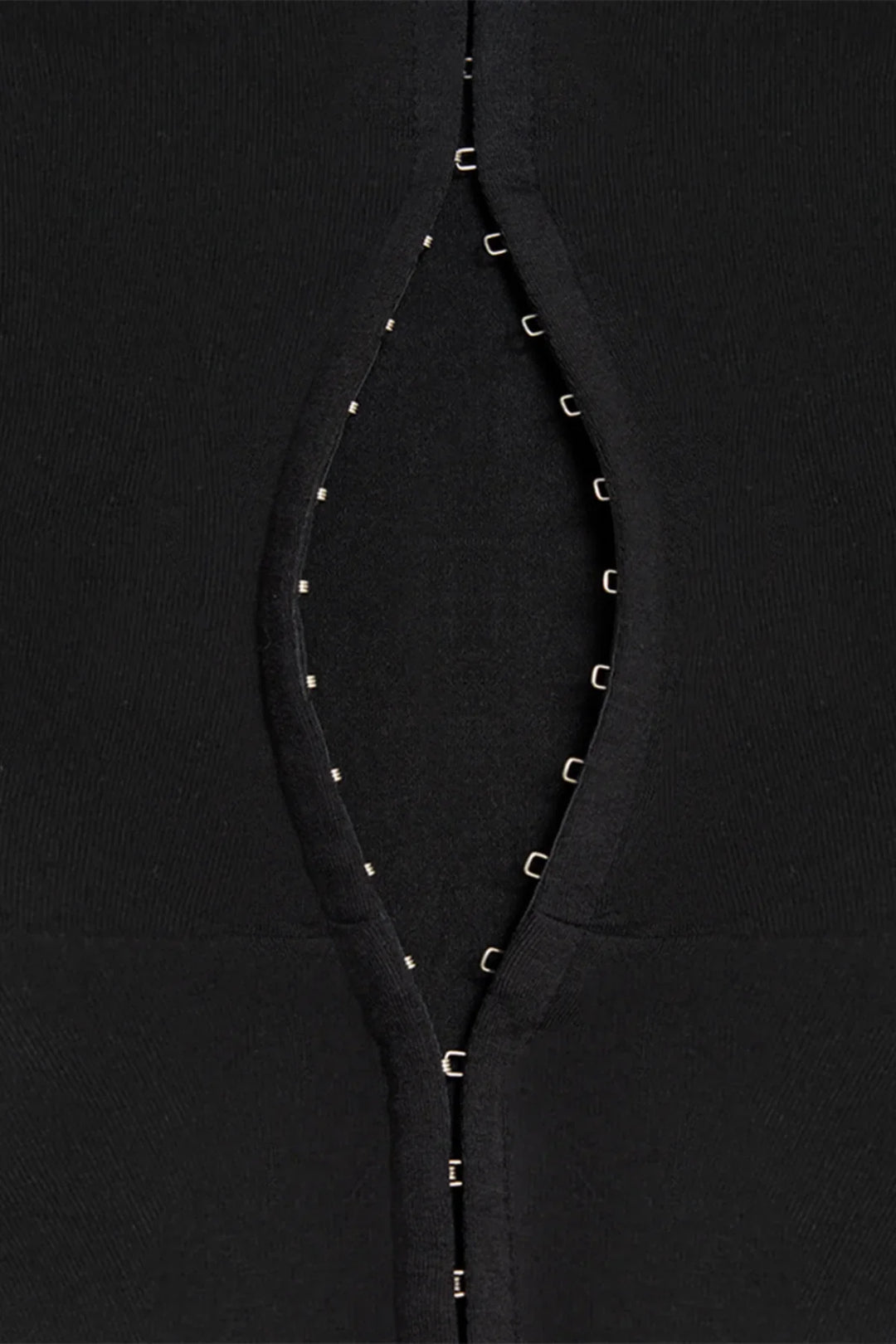 Robe courte noire pour femme avec fermeture éclair arrière, fabriquée en coton léger et au design ajusté.
