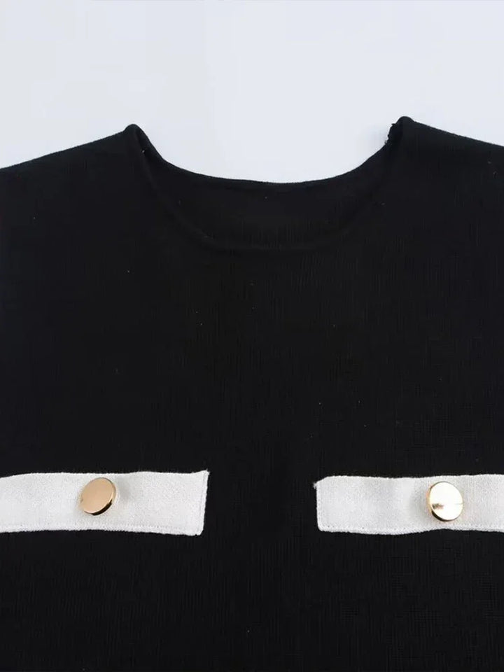 Robe courte noire pour femme, en tissu léger, dotée de boutons décoratifs sur le devant et d'un col rond élégant.