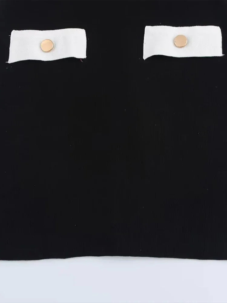 Robe courte noire pour femme en polyester, avec boutons découpés et silhouette cintrée pour un look élégant et décontracté.