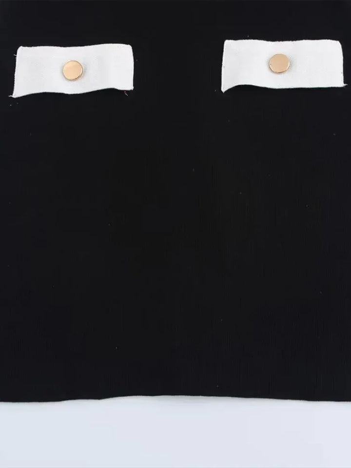 Robe courte noire pour femme en polyester, avec boutons découpés et silhouette cintrée pour un look élégant et décontracté.