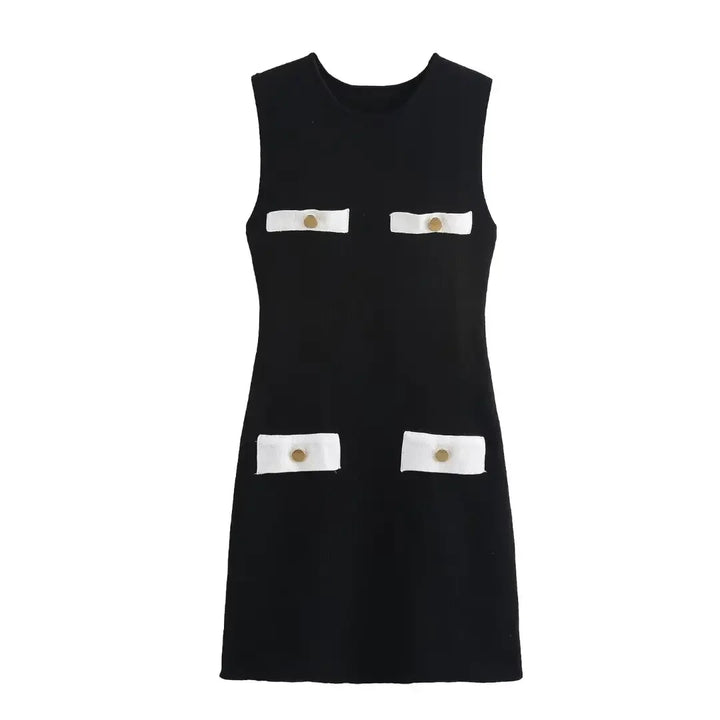 Robe courte femme noire en tissu léger, avec boutons décoratifs sur le devant et une coupe ajustée pour un look élégant.