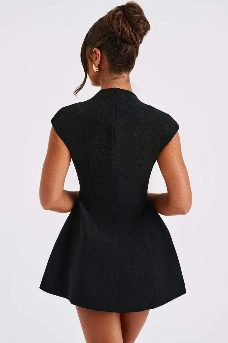 Robe noire courte pour femme avec décolleté plongeant, en tissu léger et fluide, parfaite pour les soirées élégantes.