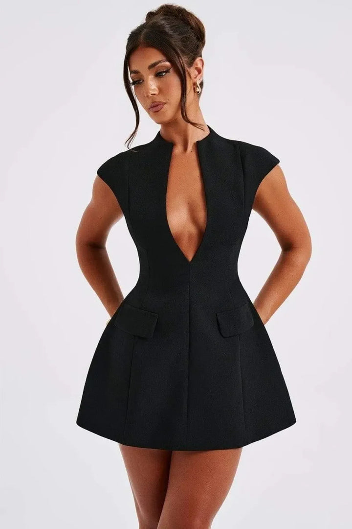 Robe courte noire pour femme avec décolleté plongeant, en tissu léger, coupe ajustée et détails élégants sur les épaules.