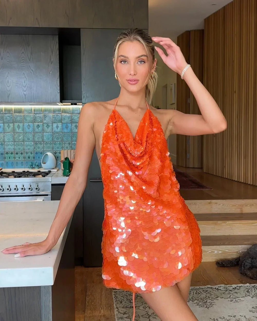 Robe courte orange pour femme, ornée de paillettes, avec un col bénitier et une coupe ajustée pour un style élégant.