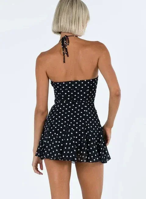 Robe courte à pois pour femme, en tissu léger avec bretelles fines et une coupe flatteuse, parfaite pour l'été.