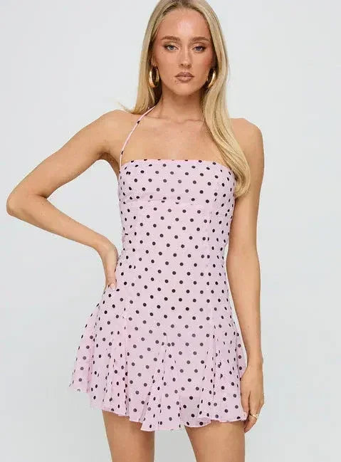 Robe courte femme en rose avec pois, bretelles fines et tissu léger, idéale pour les journées d’été.