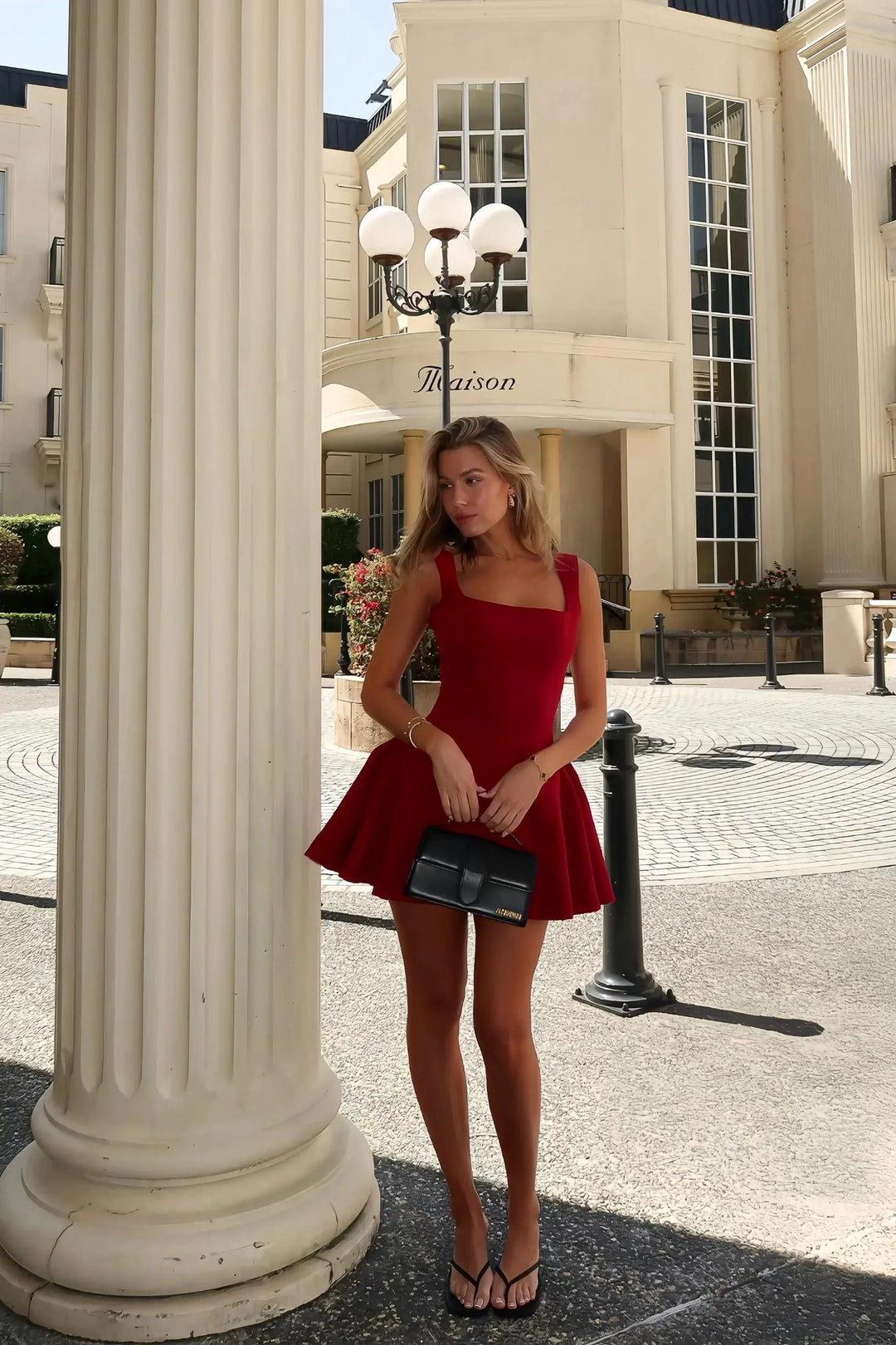 Robe courte sans manches en tissu plissé, idéale pour l'été, avec un design décontracté et une coupe fluide.