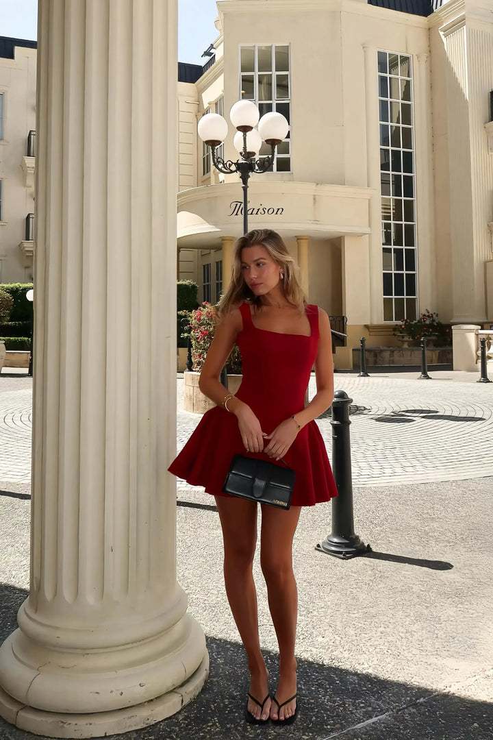 Robe courte sans manches en tissu plissé, idéale pour l'été, avec un design décontracté et une coupe fluide.
