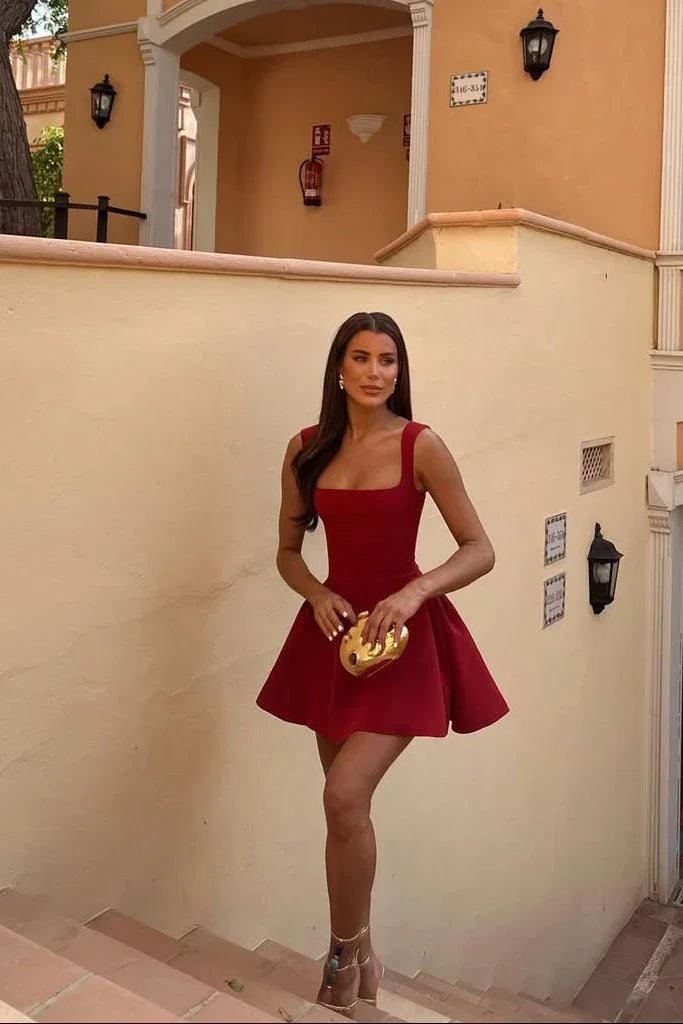 Robe courte femme sans manches, en tissu plissé, avec un élégant décolleté et une coupe fluide, parfaite pour les journées…