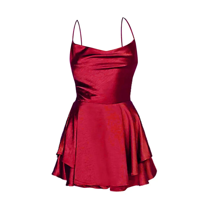 Robe courte en satin pour femme, avec des bretelles fines et une coupe élégante, idéale pour les occasions estivales.
