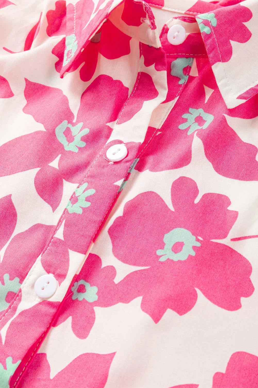 Robe courte en coton rose avec fleurs, volants et manches bouffantes, parfaite pour les journées d'été décontractées.