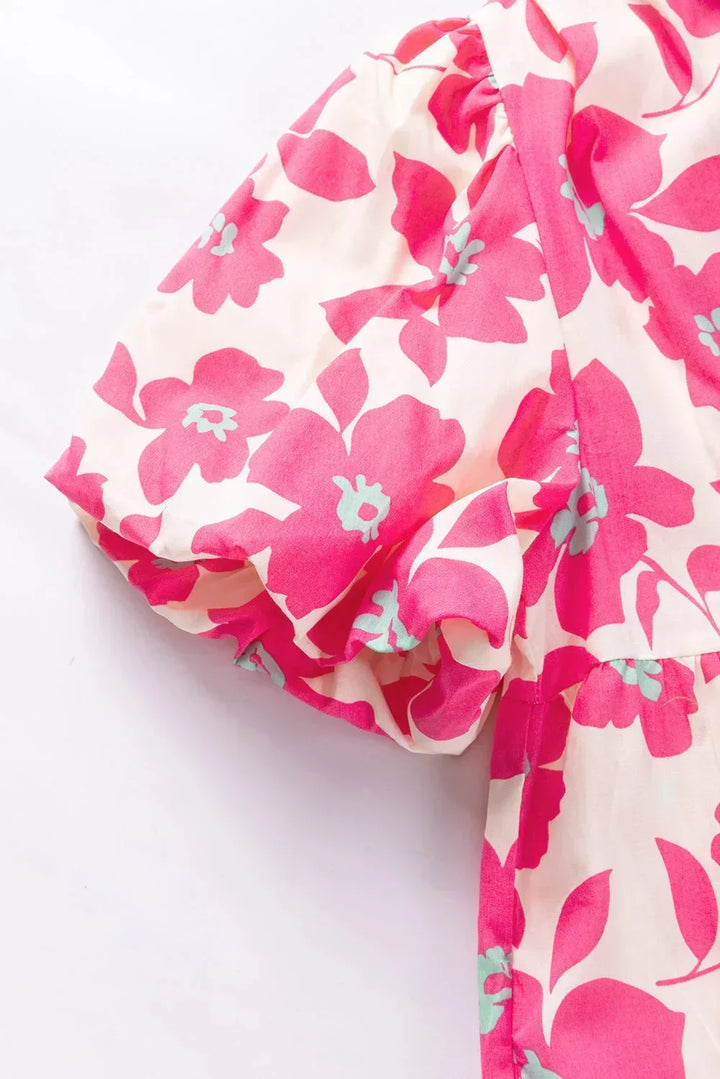 Robe courte rose à volants, manches bouffantes, en coton léger et respirant, idéale pour un look décontracté d'été.