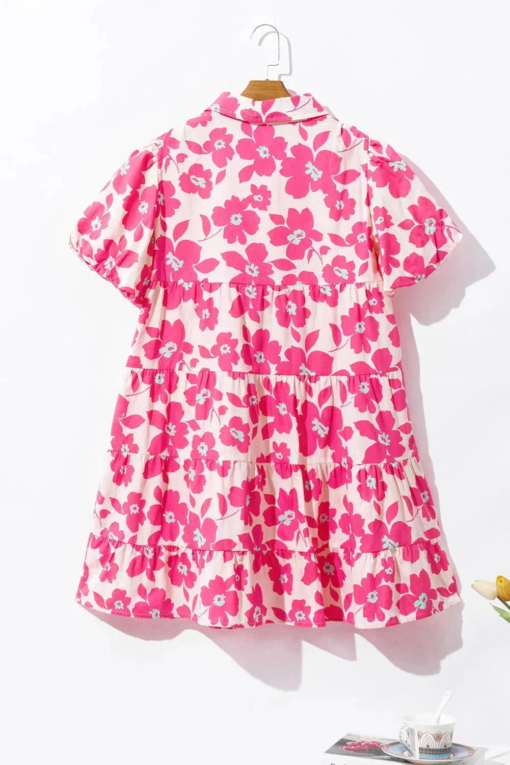 Robe courte rose à fleurs avec volants et manches bouffantes, en tissu léger, idéale pour le quotidien estival.
