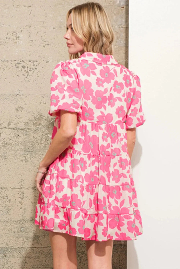 Robe courte fleurie rose en coton léger, avec volants et manches bouffantes, idéale pour des sorties estivales décontractées.