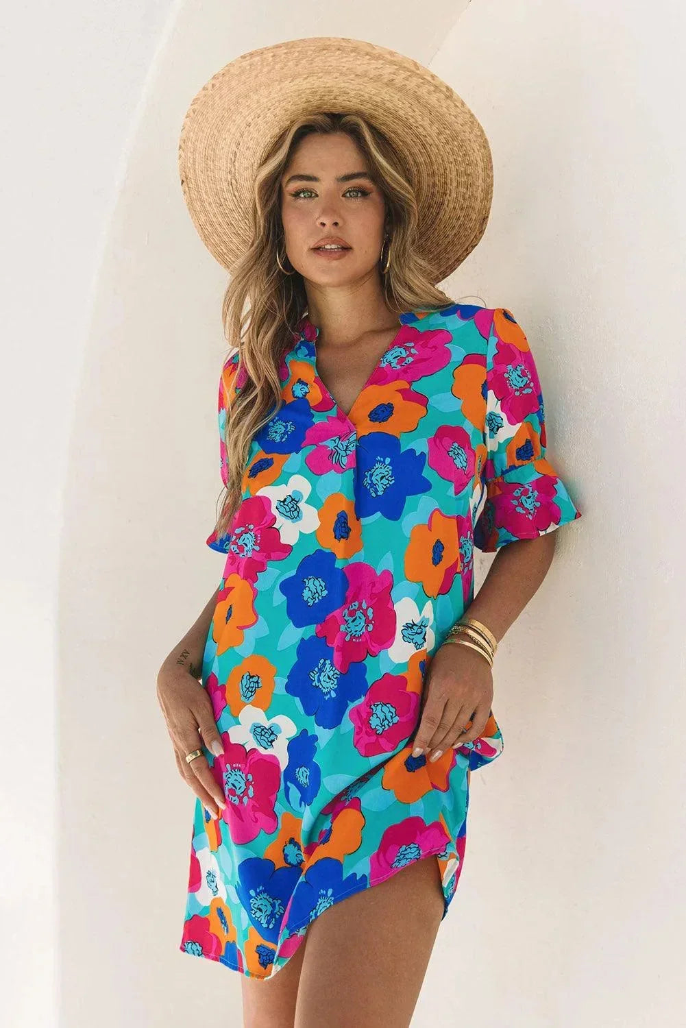 Robe courte à fleurs avec col V, manches 3/4, en tissu léger, idéale pour l'été et les journées à la plage.