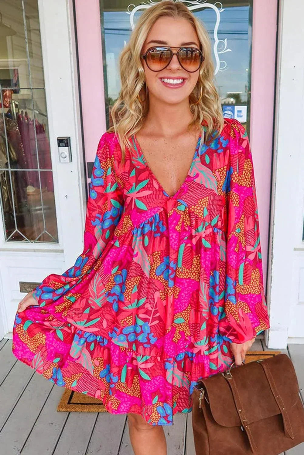 Robe courte rose vif en coton, à manches évasées, au design décontracté, idéale pour des journées d'été ensoleillées.