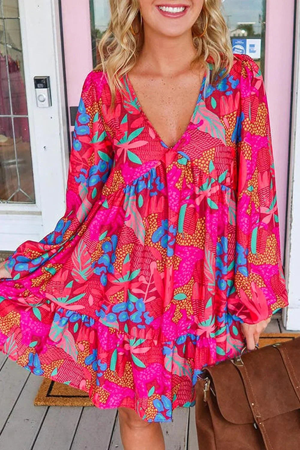 Robe courte rose vif à manches évasées, en tissu léger, parfaite pour l'été avec un motif floral délicat.