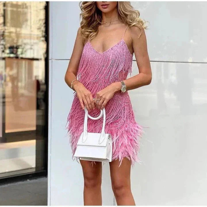 Robe courte pailletée avec franges, décolleté en V et bretelles fines, en tissu scintillant pour soirées et cocktails.