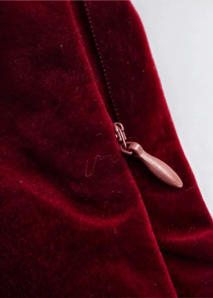 Robe courte patineuse en velours bordeaux avec col V, idéale pour des soirées élégantes et confortables.