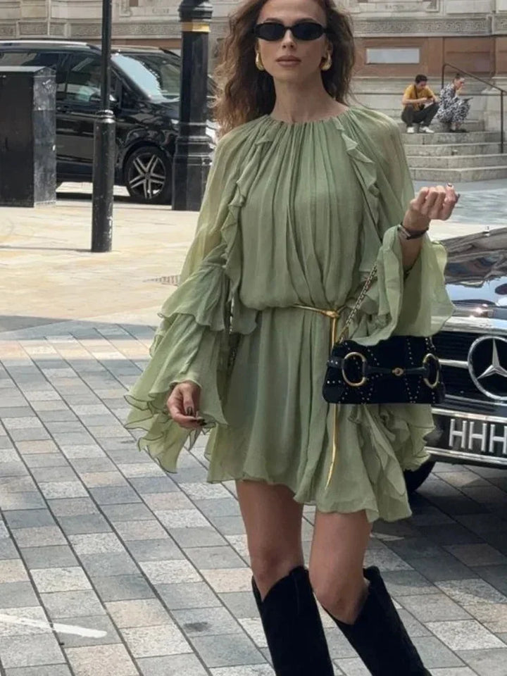 Robe courte fluide à volants, manches longues, parfaite pour une soirée estivale, en tissu léger et agréable à porter.