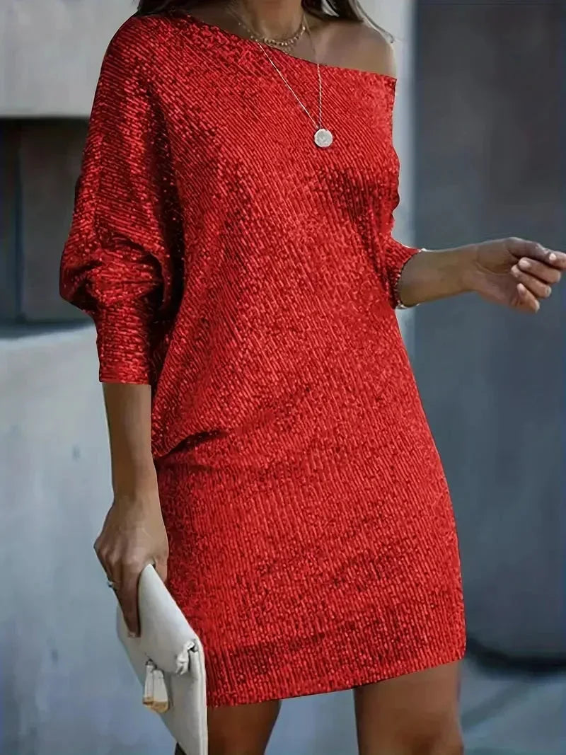 Robe courte en sequins avec manches longues et épaule dénudée, idéale pour des soirées élégantes.
