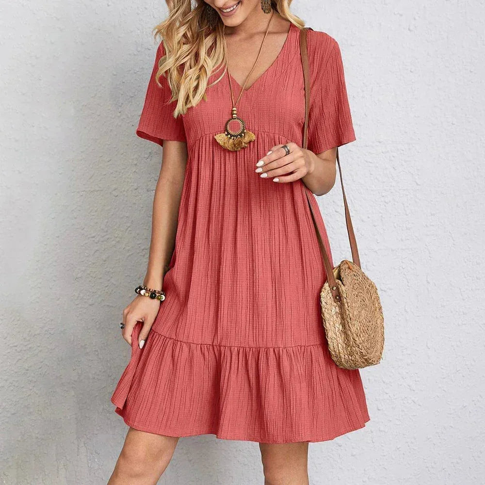 Robe courte à volants en tissu léger, col en V, manches courtes, idéale pour un look décontracté estival.