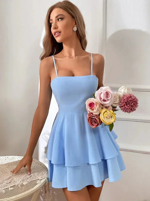 Robe courte à volants en tissu léger avec bretelles ajustables, parfaite pour les journées d'été, disponible en plusieurs…