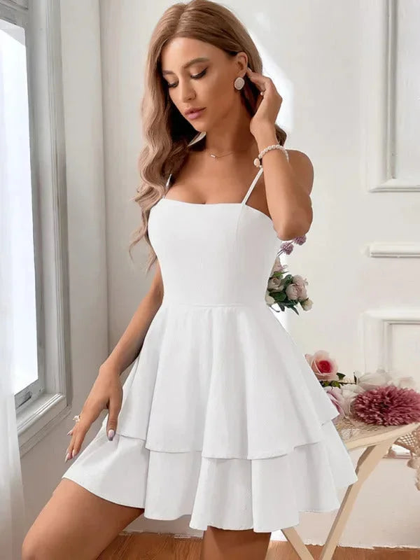 Robe courte à volants en coton léger, avec bretelles ajustables, parfaite pour les journées d'été, disponible en plusieurs…