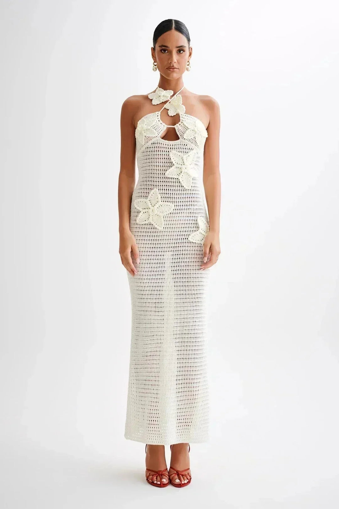 Robe blanche en crochet, détails floraux délicats, col unique, idéale pour les occasions décontractées ou estivales.