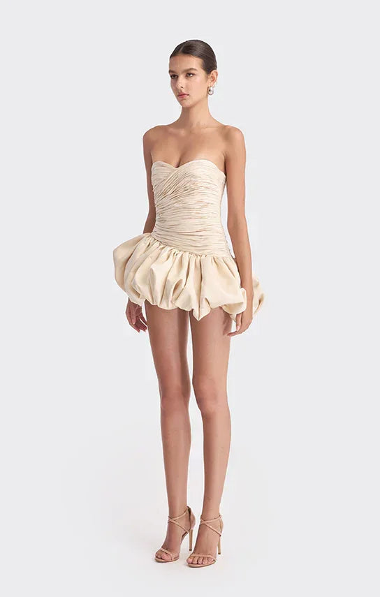 Robe de soirée femme en satin, design ballon drapé avec manches évasées et taille cintrée pour une élégance intemporelle.