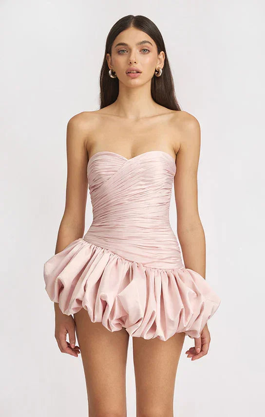 Robe de soirée femme en tissu drapé, avec une silhouette ballon et des manches délicates pour une allure élégante.