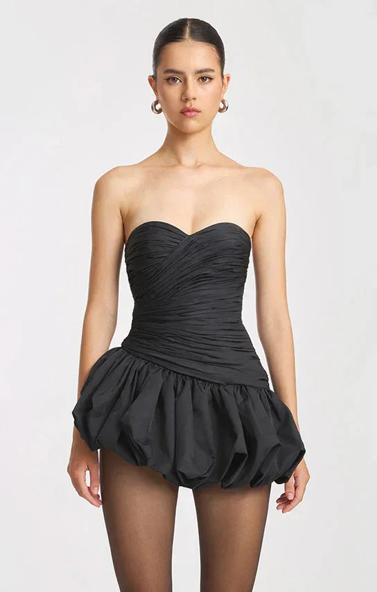 Robe de soirée femme en satin, design ballon drapé avec une jupe ample et des manches fluides pour une silhouette élégante.