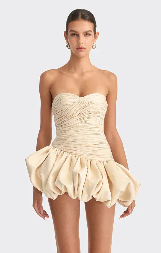 Robe de soirée femme en chiffon, design ballon drapé avec un décolleté subtil et une coupe fluide. Parfaite pour les…