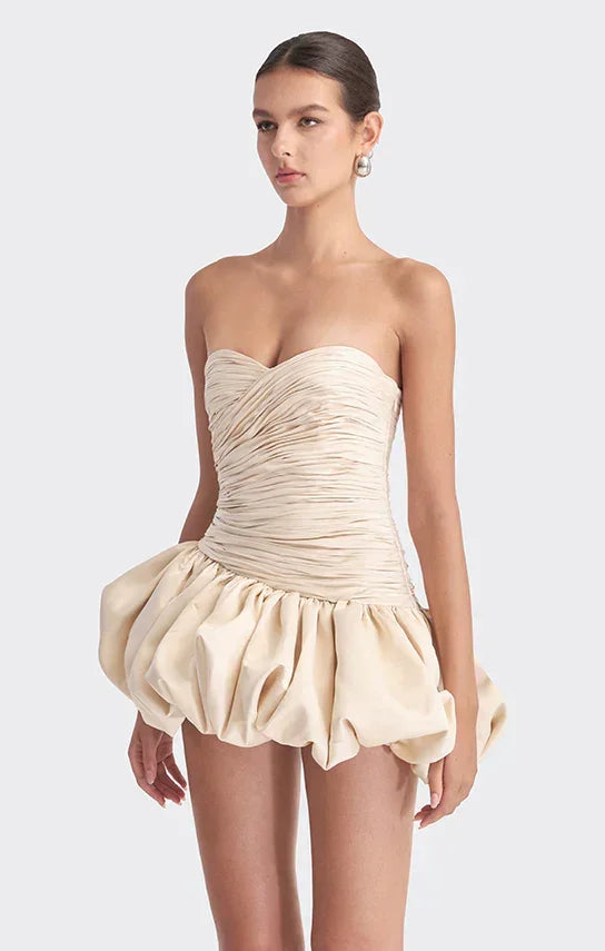 Robe de soirée femme en tissu drapé, silhouette ballon avec détails élégants et décolleté subtil.