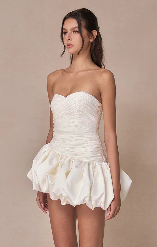 Robe de soirée femme en satin, style ballon drapé, avec une encolure en V et des manches délicates.