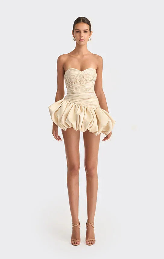 Robe de soiree femme en crème, tissu drapé, design ballon, manches courtes, idéale pour les occasions habillées.
