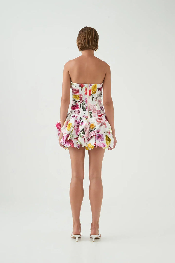 Robe de soirée blanche pour femme, en tissu léger avec ourlet bulle, style élégant et moderne pour des occasions spéciales.