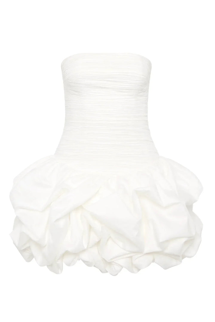 Robe de soirée femme blanche en tissu léger, avec un ourlet bulle et une coupe élégante pour une silhouette flatteuse.