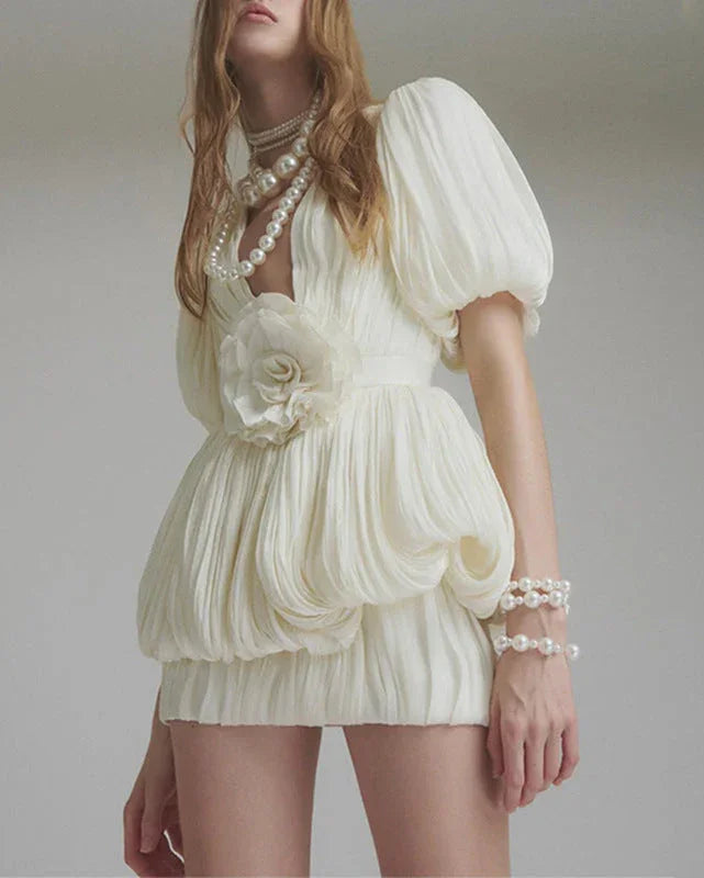 Robe de soirée blanche plissée, en chiffon léger, avec un décolleté en V et des bretelles fines, idéale pour les événements…