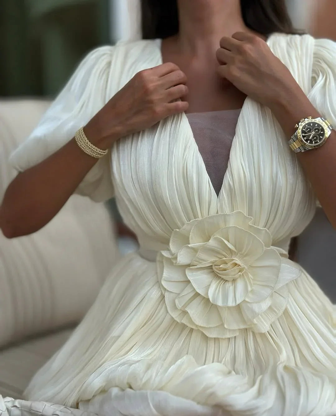 Robe de soirée blanche plissée en polyester, avec bretelles spaghetti et jupe fluide pour un look élégant.