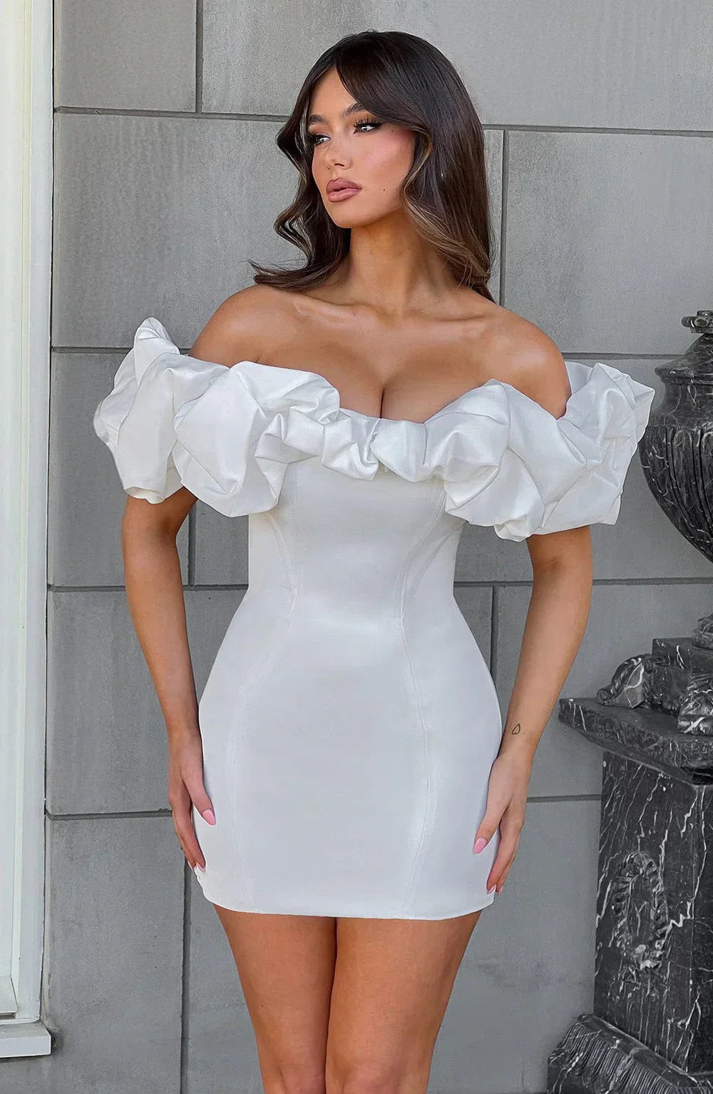 Robe de soirée blanche pour femme, en tissu léger avec des volants délicats et une coupe élégante, parfaite pour les…